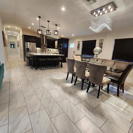 The Villa Orlando@College Park. Sleeps16 Εξωτερικό φωτογραφία