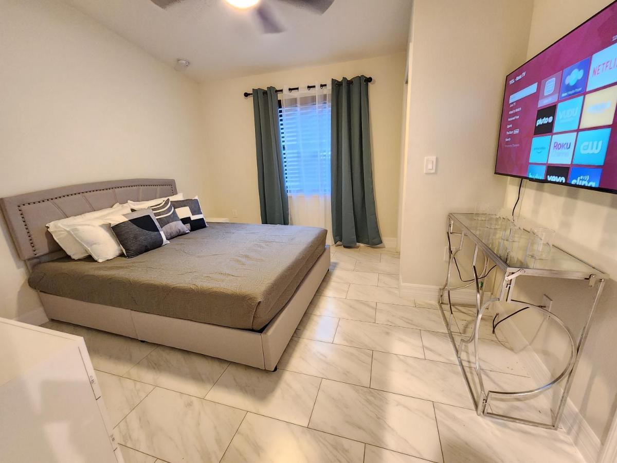 The Villa Orlando@College Park. Sleeps16 Εξωτερικό φωτογραφία