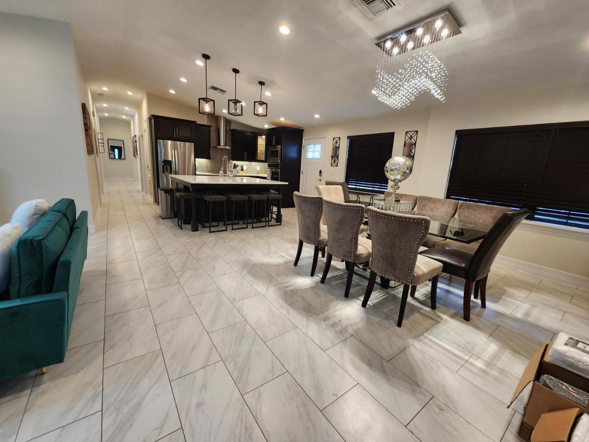 The Villa Orlando@College Park. Sleeps16 Εξωτερικό φωτογραφία