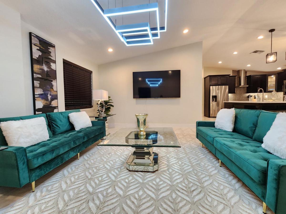 The Villa Orlando@College Park. Sleeps16 Εξωτερικό φωτογραφία