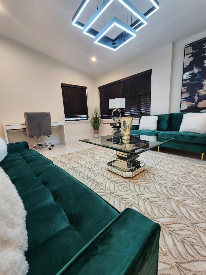 The Villa Orlando@College Park. Sleeps16 Εξωτερικό φωτογραφία