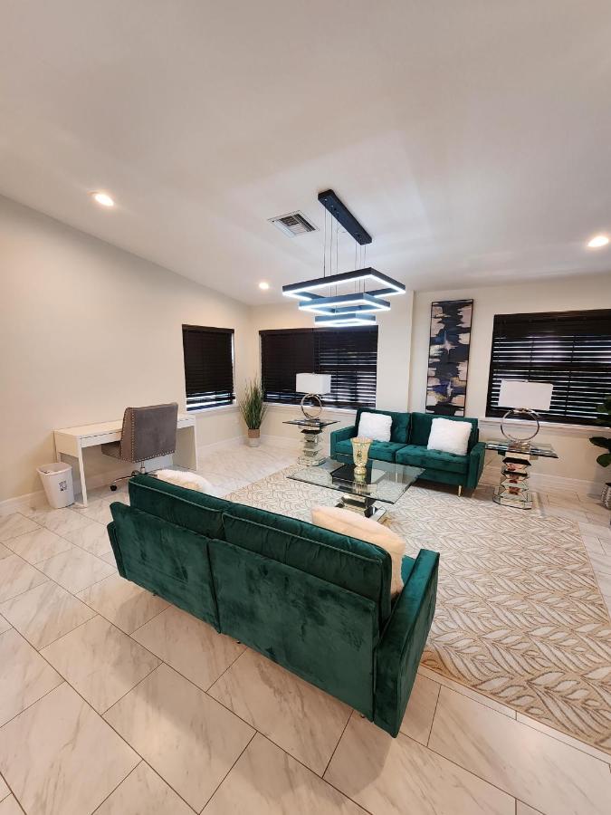 The Villa Orlando@College Park. Sleeps16 Εξωτερικό φωτογραφία