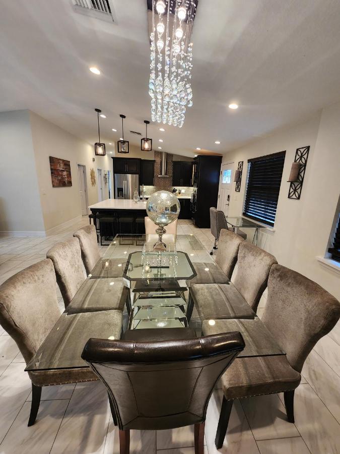 The Villa Orlando@College Park. Sleeps16 Εξωτερικό φωτογραφία