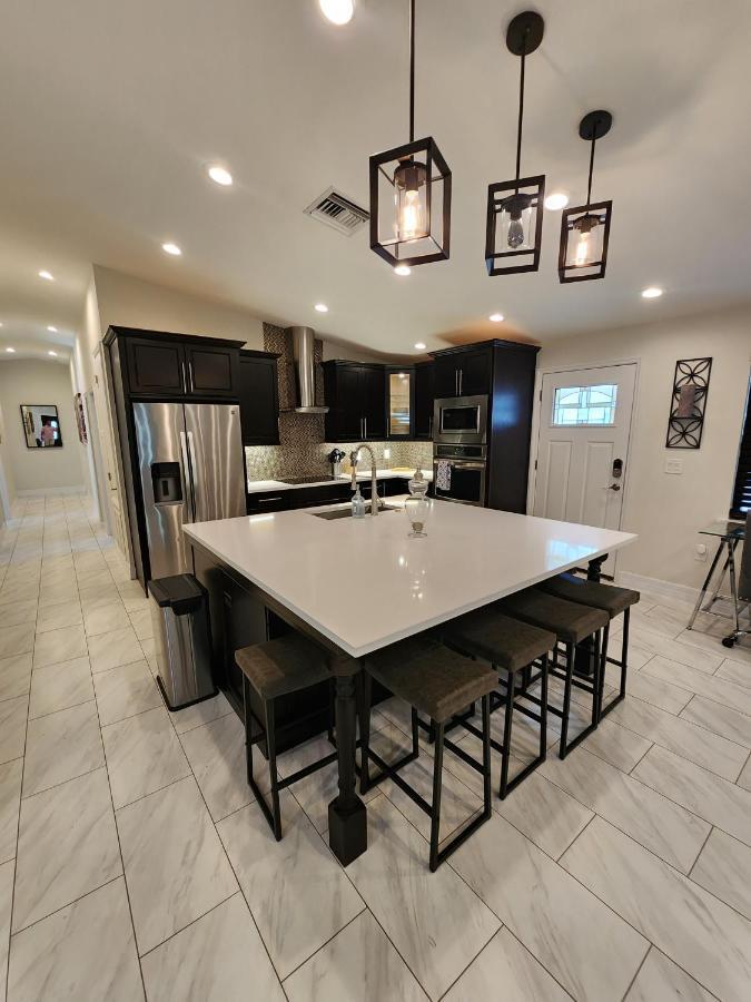 The Villa Orlando@College Park. Sleeps16 Εξωτερικό φωτογραφία