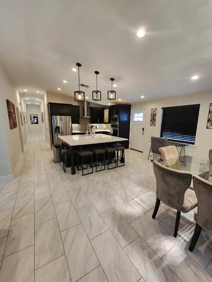 The Villa Orlando@College Park. Sleeps16 Εξωτερικό φωτογραφία