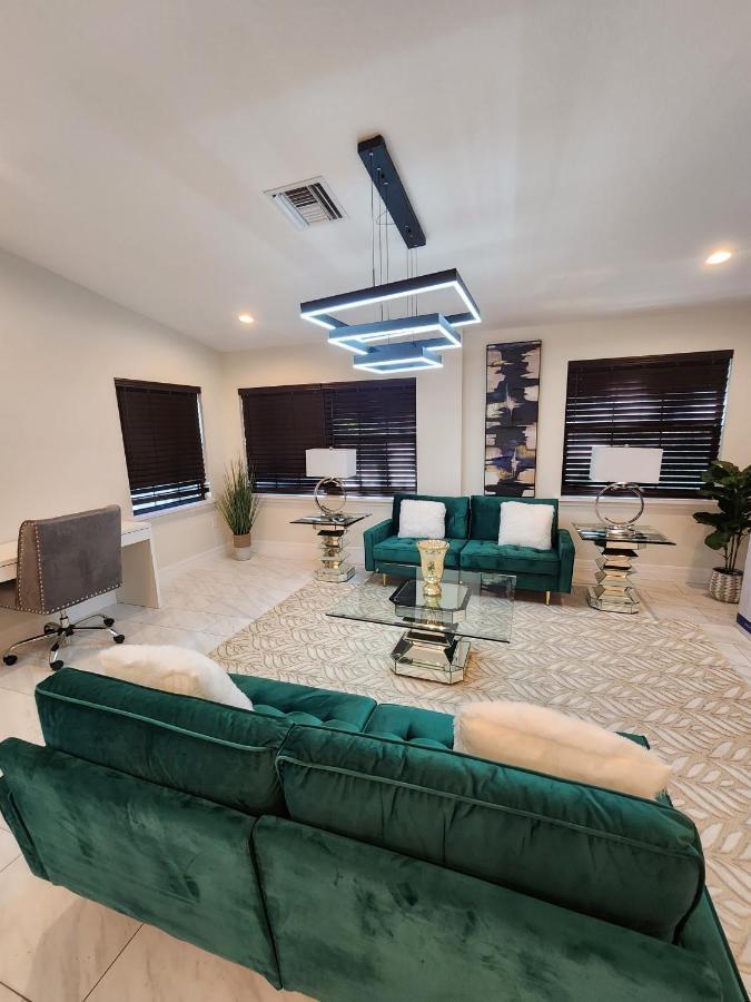 The Villa Orlando@College Park. Sleeps16 Εξωτερικό φωτογραφία
