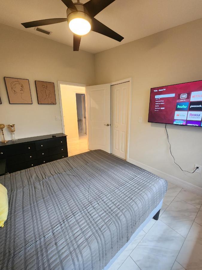 The Villa Orlando@College Park. Sleeps16 Εξωτερικό φωτογραφία