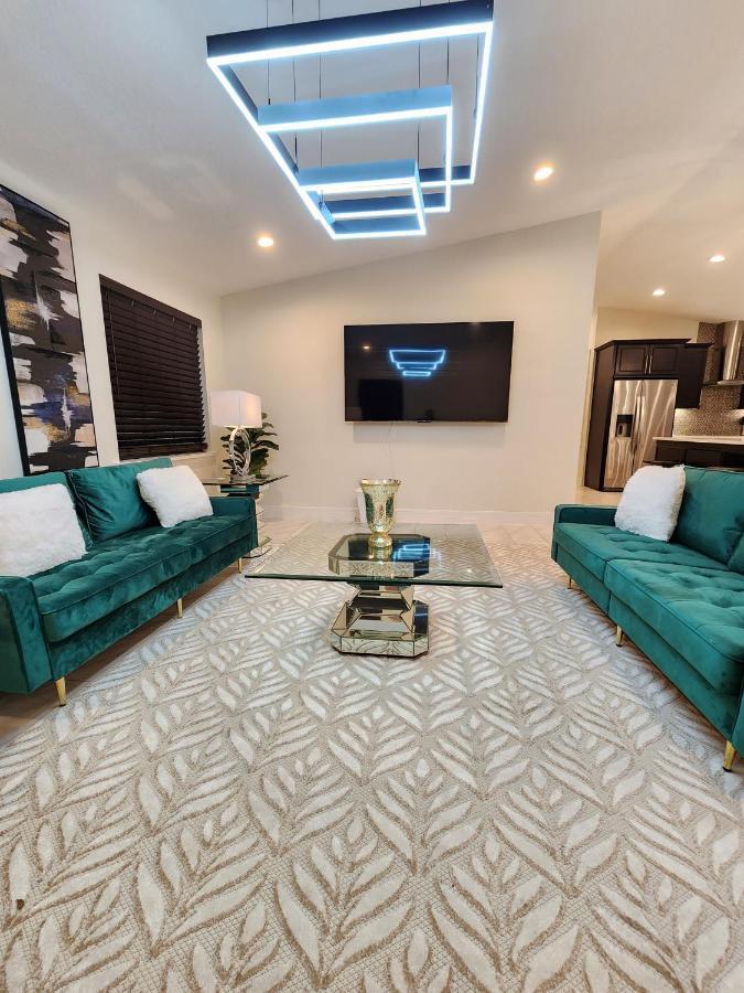 The Villa Orlando@College Park. Sleeps16 Εξωτερικό φωτογραφία