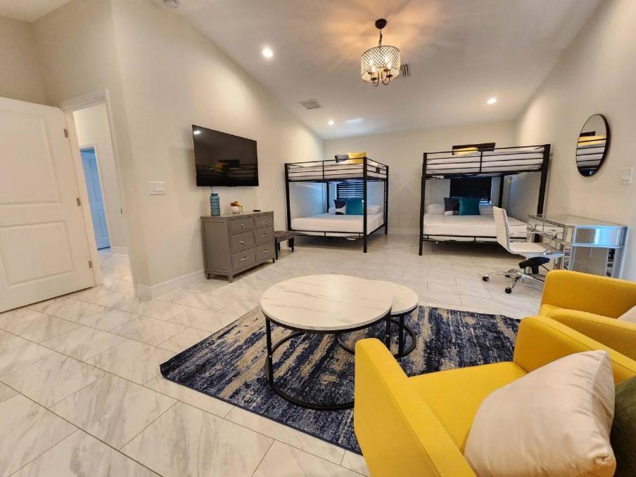 The Villa Orlando@College Park. Sleeps16 Εξωτερικό φωτογραφία